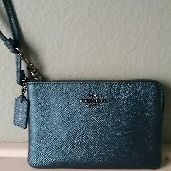 ↪️COACH LEATHER WRISTLET↩️️ 💙  - Picture 4 of 8